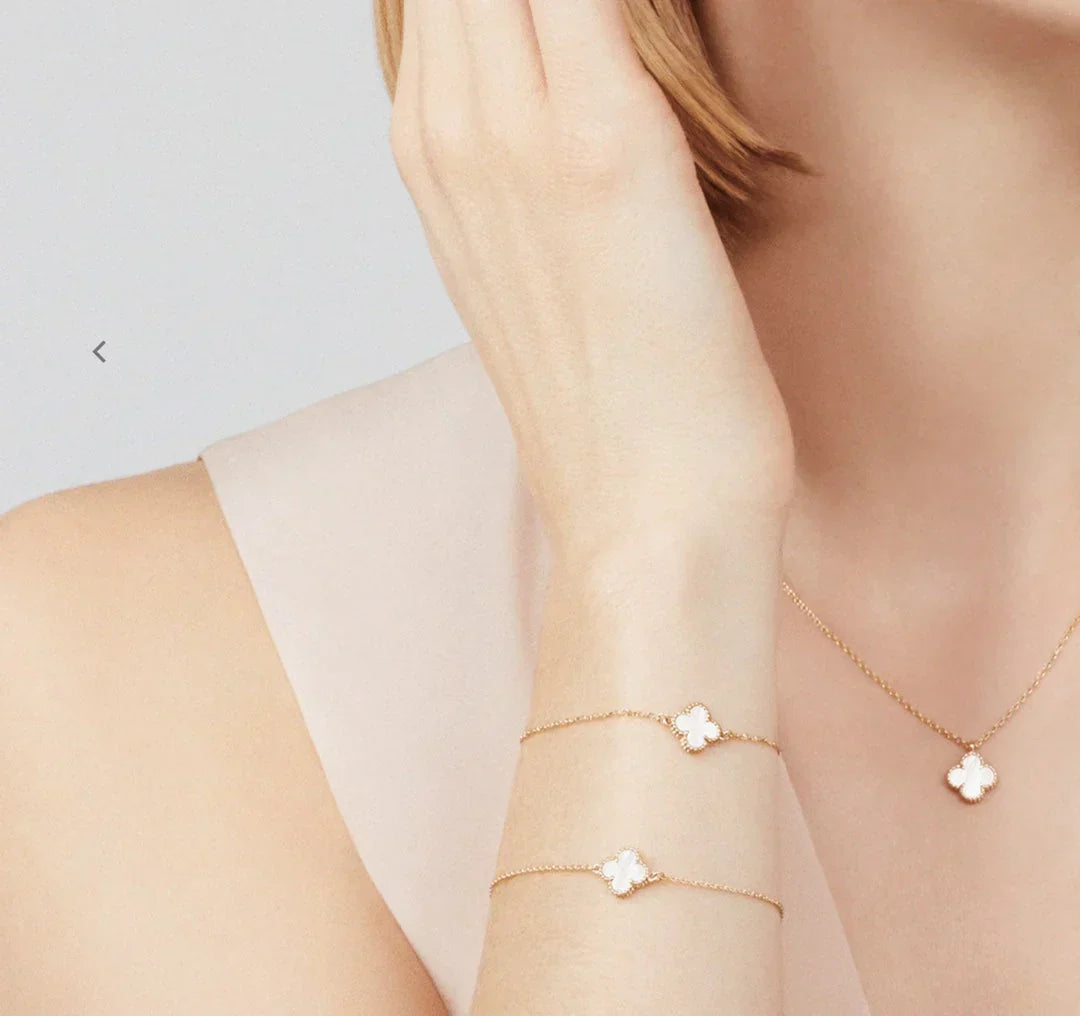 NECKLACE WITH FLORAL BEAUTY PENDANT - WHITE