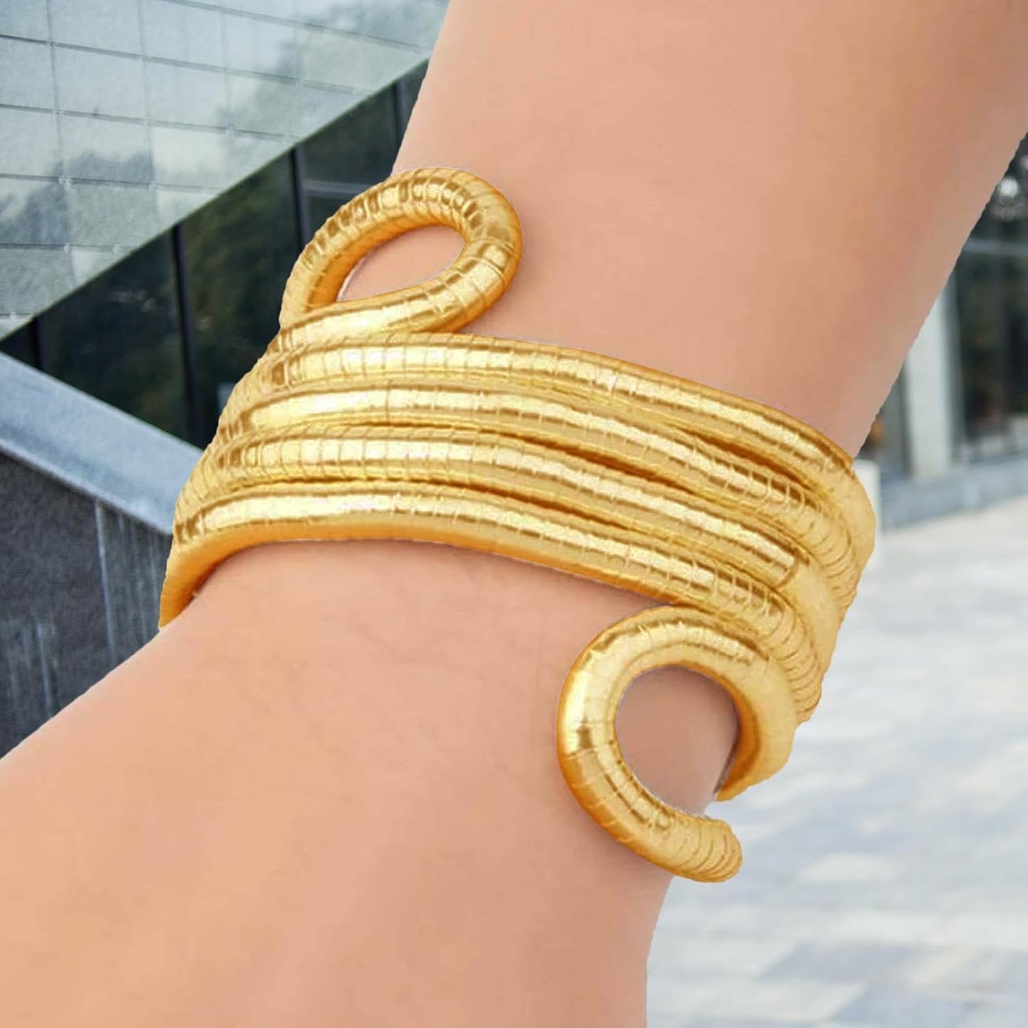 FLEXIBLE GOLDEN SNAKE CHAIN
